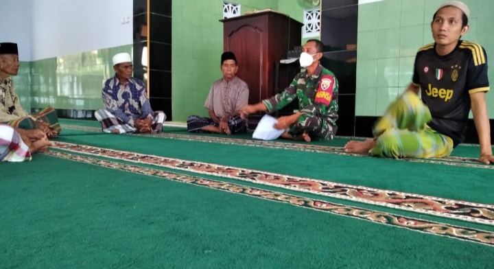 Babinsa Koramil 12/Moyo Hilir Sosialisasi Penerapan Disiplin Protokol Kesehatan di Masjid Al-Ihklas