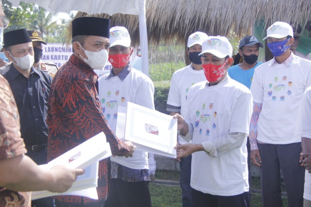 Launching Kampung Horti, Bupati Loteng Serahkan Kartu Asuransi Tani