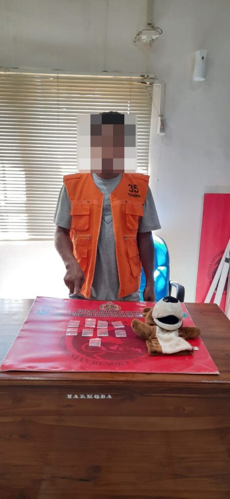 Grebek Kos Pelaku Narkoba Di Panto Daeng, Polisi Amankan Boris Beserta 9 Poket Sabu