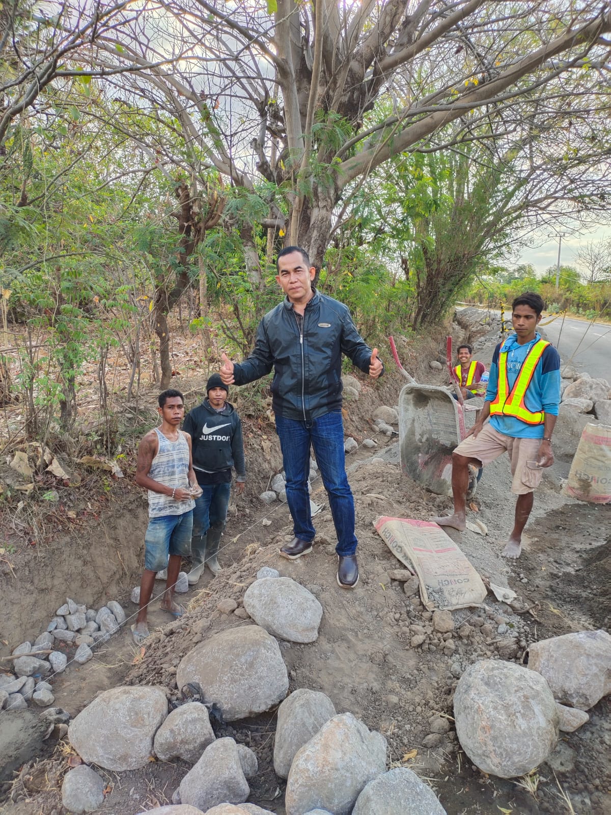 Proyek Dreanase Jalan Negara Lintas Sumbawa Tano,  Dikerjakan Asal-Asalan Diduga Proyek Siluman