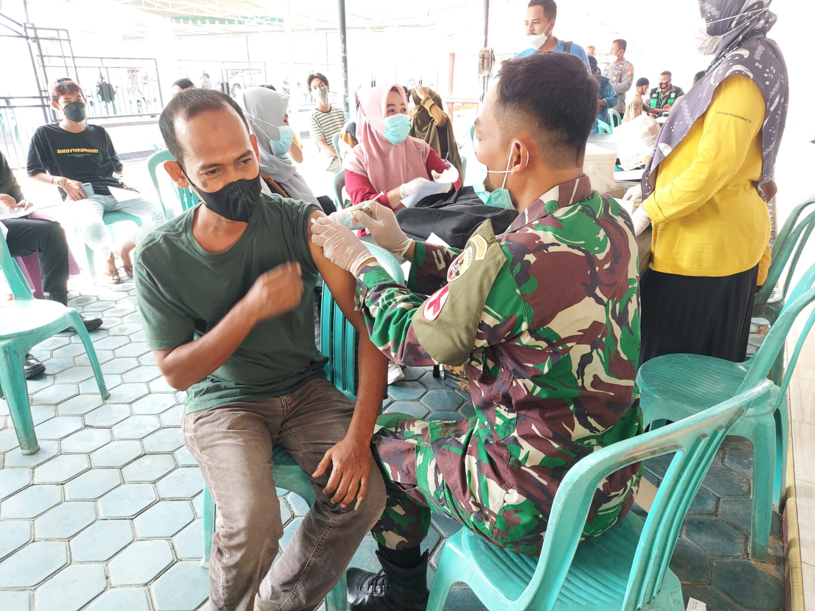 Tim Kesehatan Kodim 1628/SB Bersinergi Sukseskan Serbuan Vaksinasi Di Sumbawa Barat