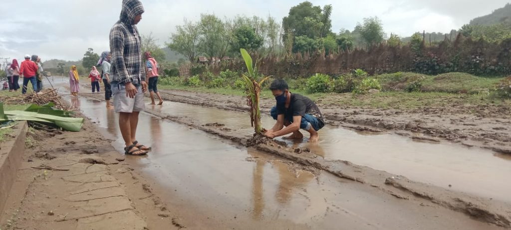 Jalur Dua Jalan Provinsi Rusak Parah, Camat Poto Tano Minta Pemrov NTB Turun Tangan