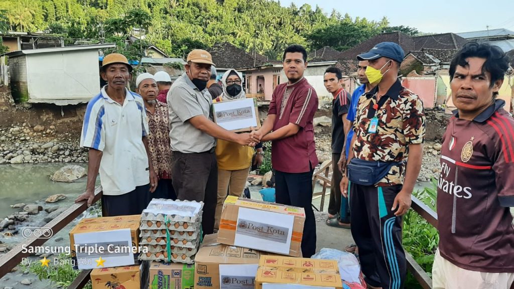 PostkotaNTB Salurkan Bantuan Sembako Kepada Korban Banjir Bandeng di Desa Lembah Sari