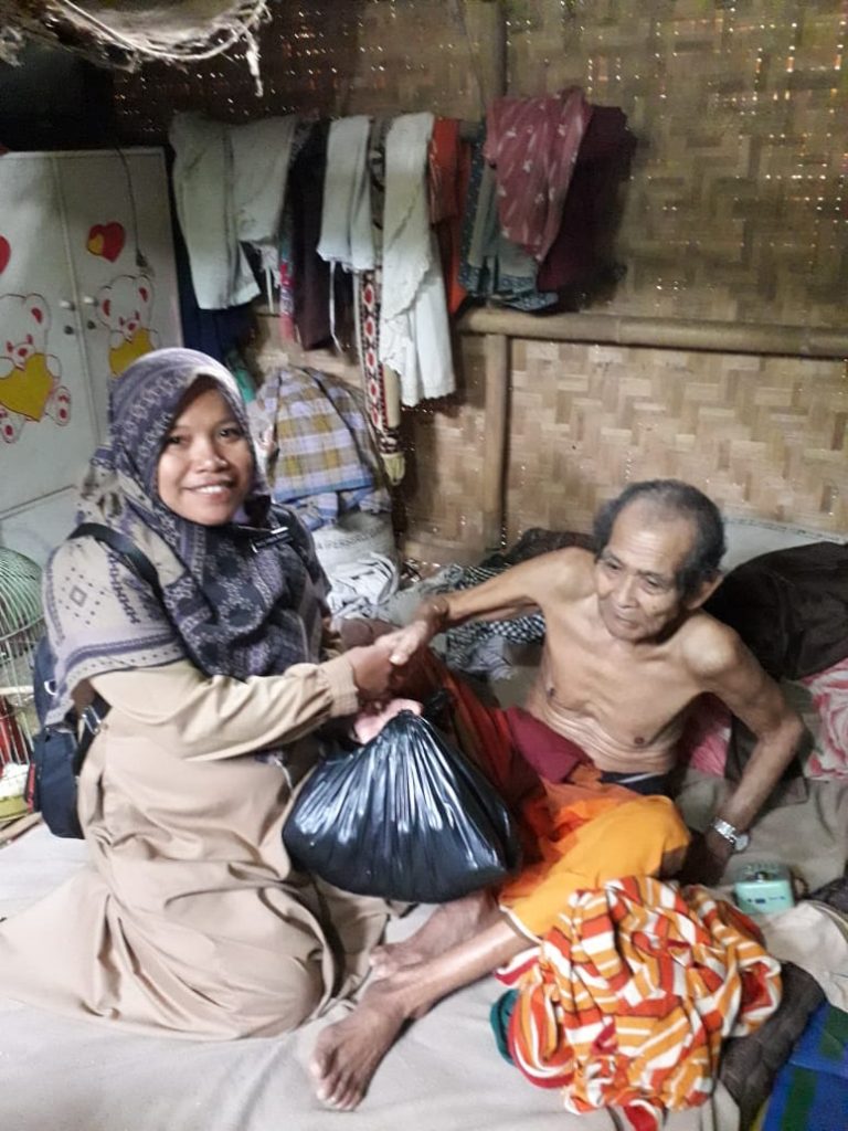 Agen PDPGR Bersama Kecamatan Poto Tano, Serahan Paket Sembako Lebaran dan Ramadhan Ke Lansia dan  Fakir Miskin