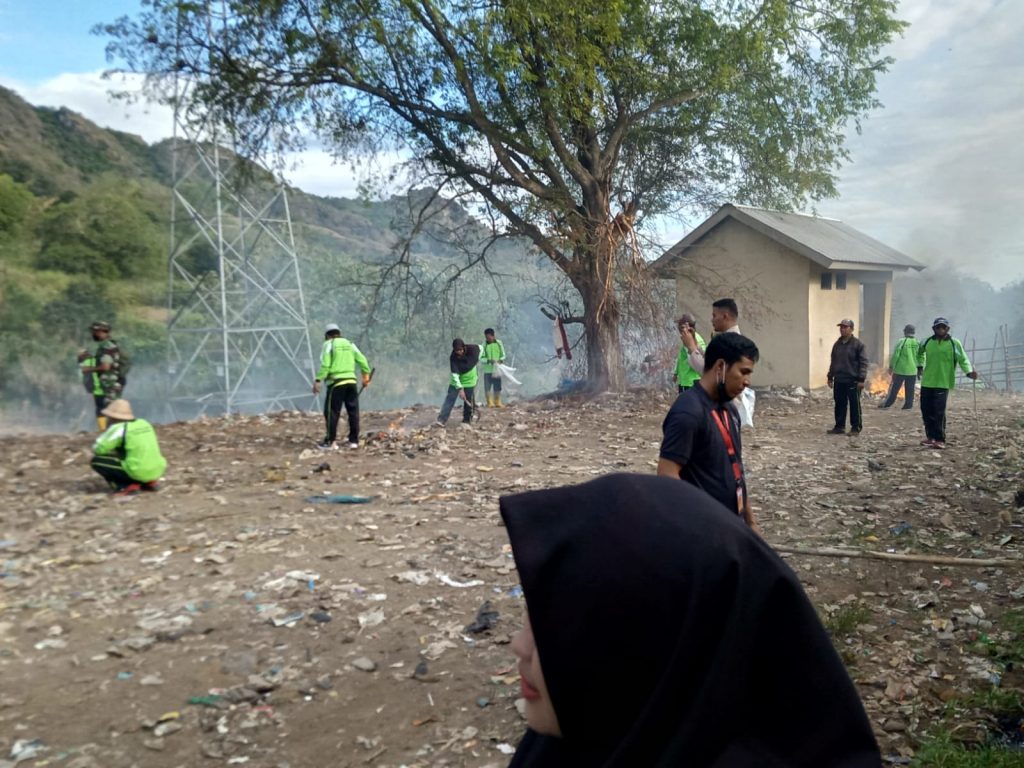 Camat Poto Tano Bersama Sekda dan OPD Terkait, Laksanakan Gotong Royong Jum’at Bersih