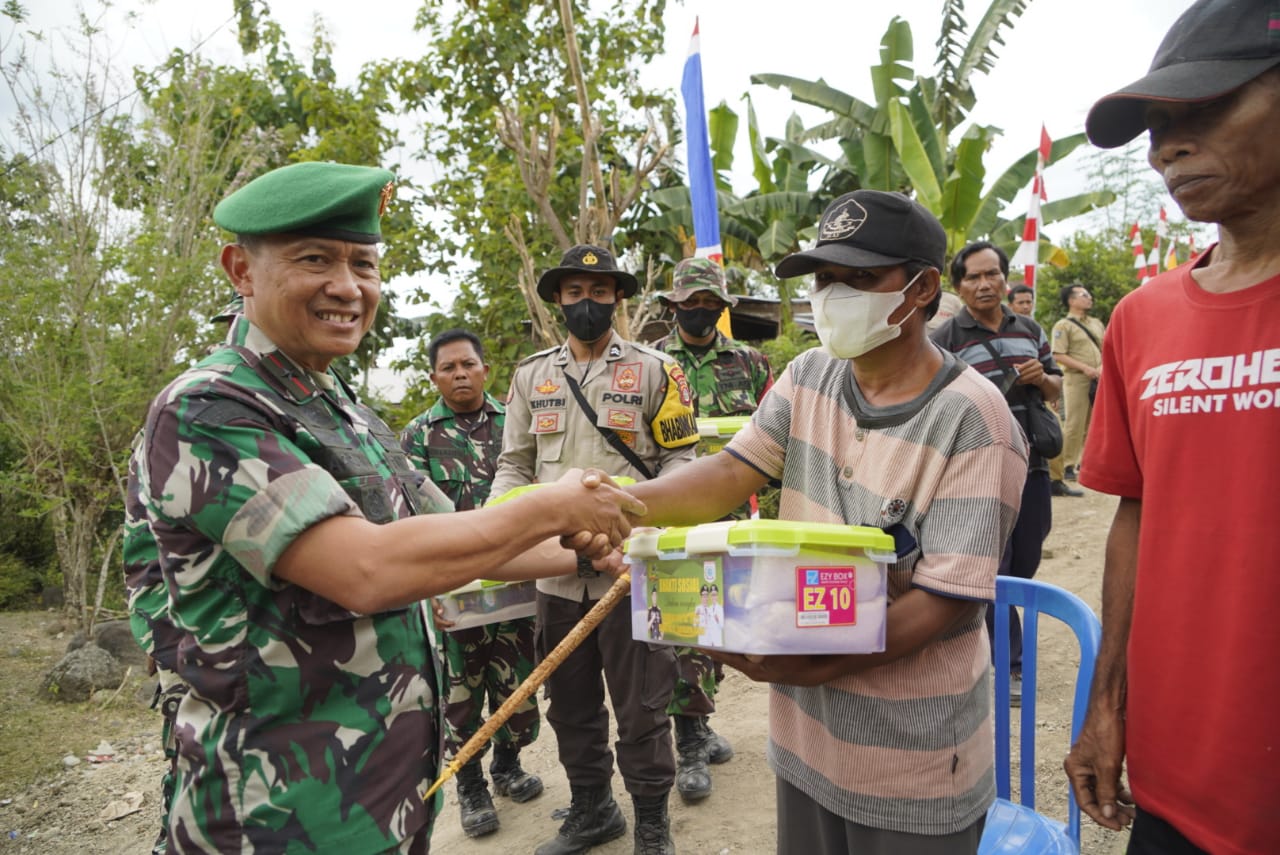 Tinjau Sasaran TMMD Ke 114, Danrem 162/Wira Bakti Brigjen TNI  Sudarwo Aris Nurcahyo, S.Sos.,M.M., Berikan Bansos