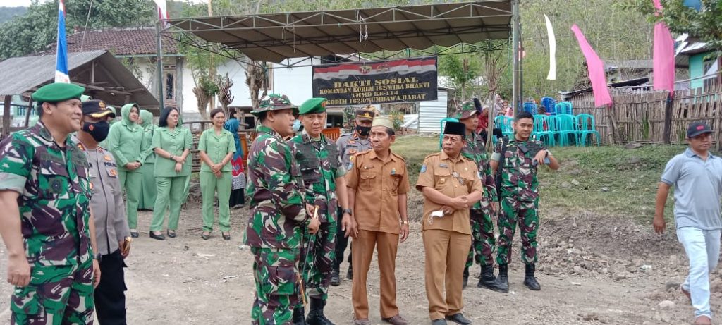 TMMD 114 Desa Senayan, TNI Bersama Warga Buka Jalan Usaha Tani 2,5 KM.  // Camat Tano Apresiasiasi TMMD 114