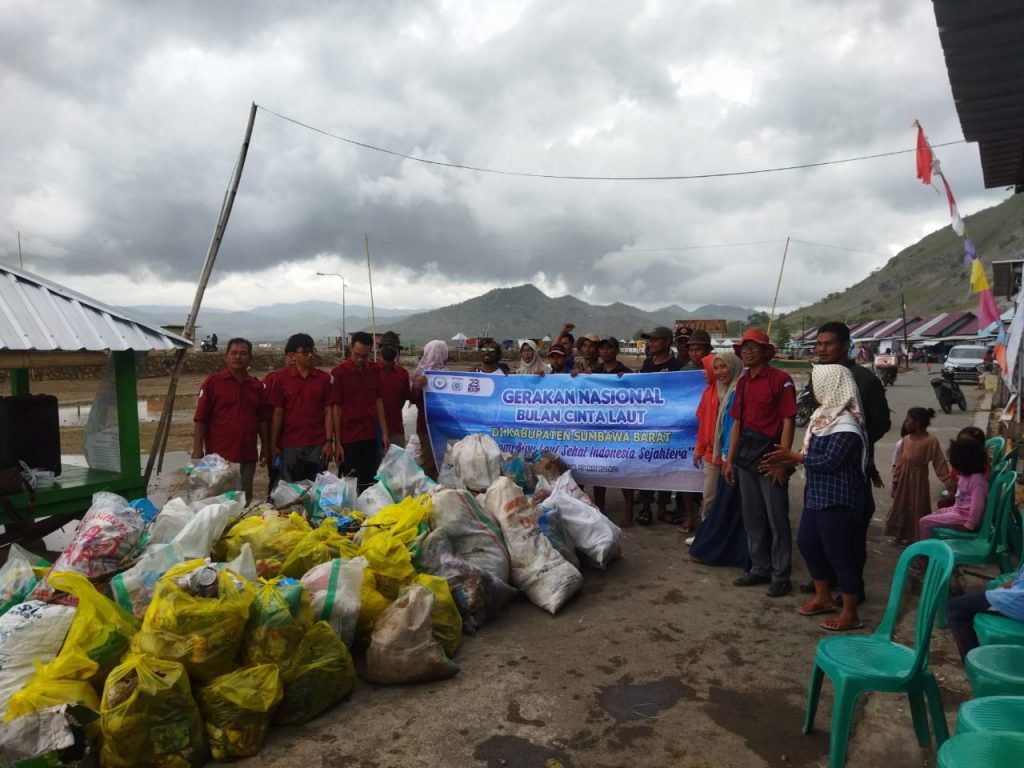 Camat Poto Tano Gelar Gerakan Nasional Cinta Laut