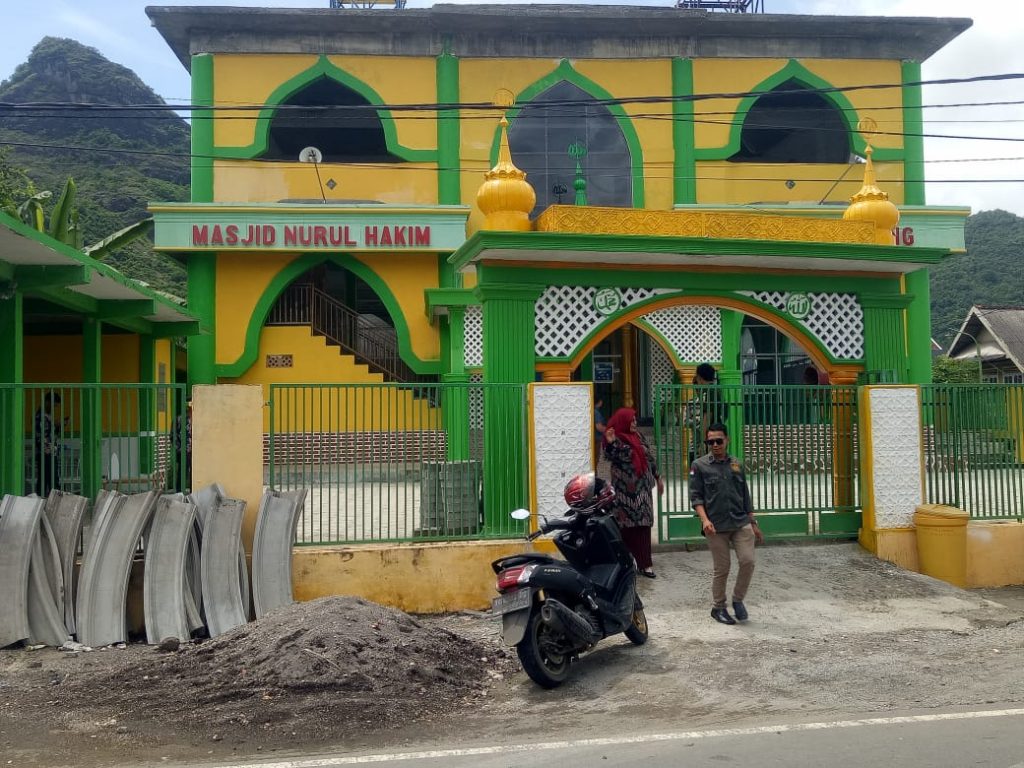 Tangan Dingin Srikandi Surya Ratna Kades Lamusung,  Masjid  Nurul Hakim Tampil ” Megah “