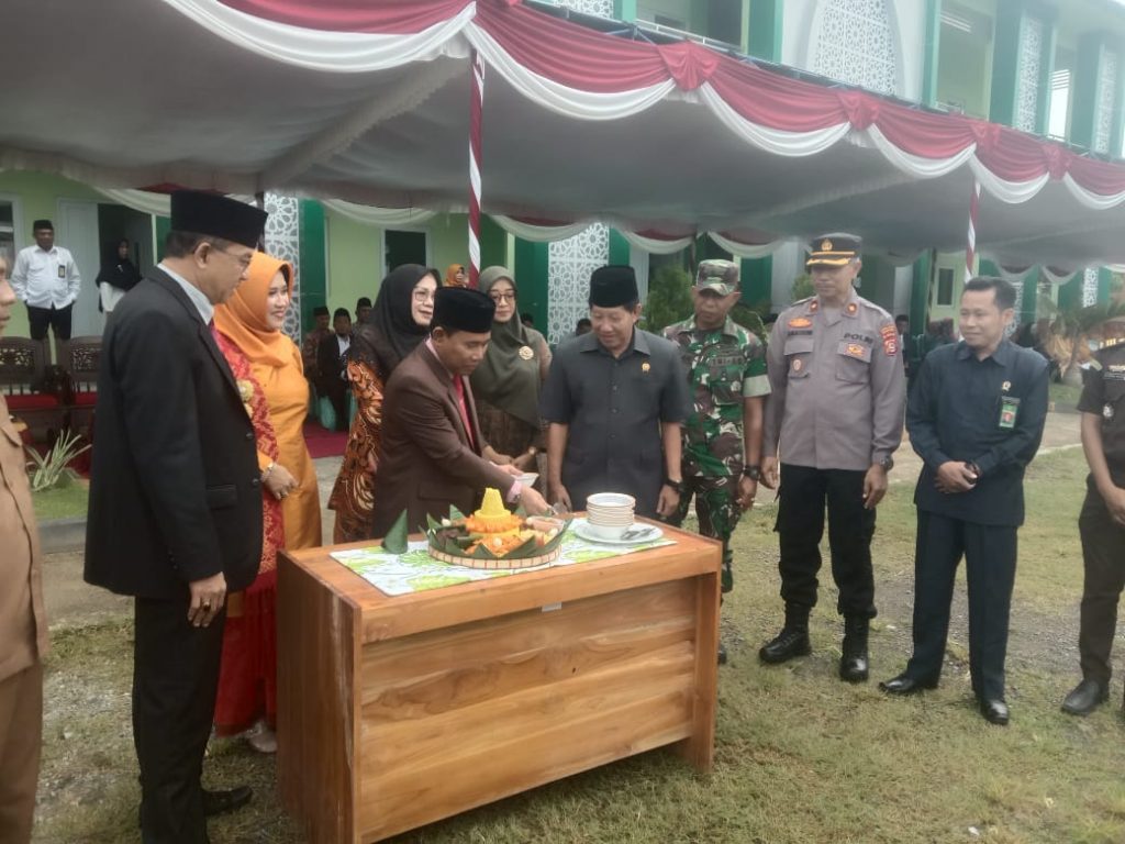 Bupati KSB Pimpin Upacara HARI AMAL BAKTI Di MTS 1 Taliwang