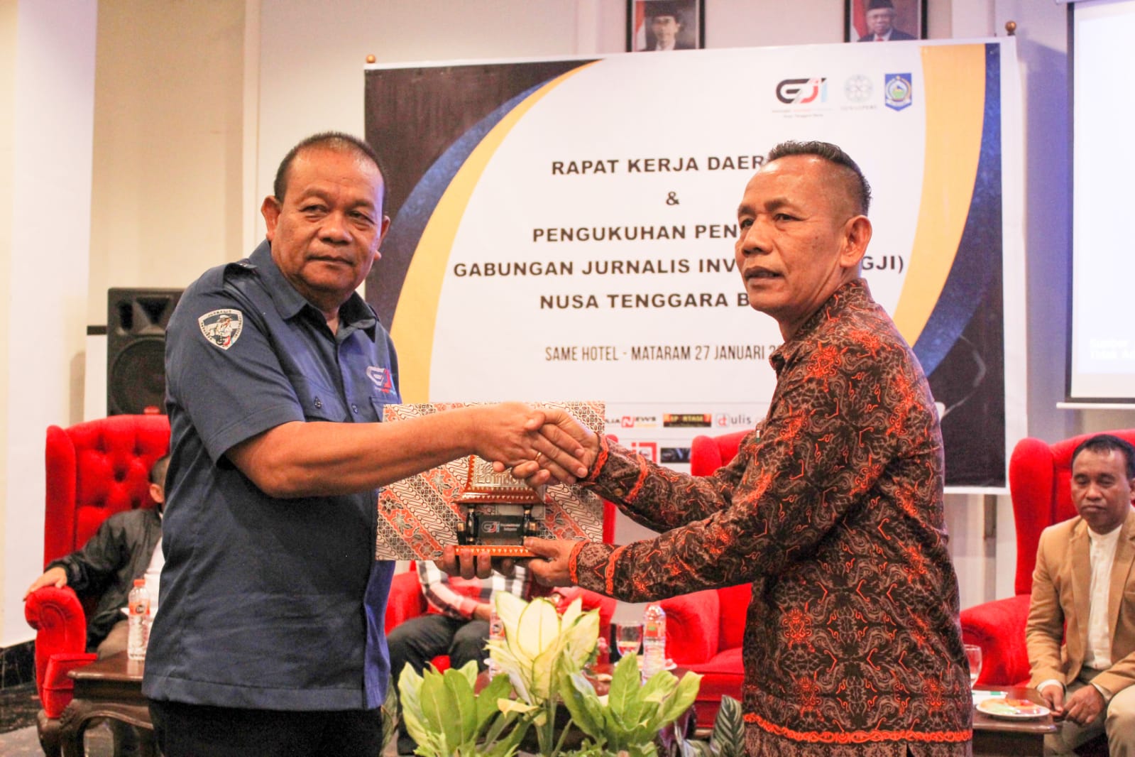 GJI NTB Beri Penghargaan Kepada Bupati KSB Dr.Ir.H.W Musyafirin.MM , Sebagai Kabupaten Zero Konflik Umat Beragama
