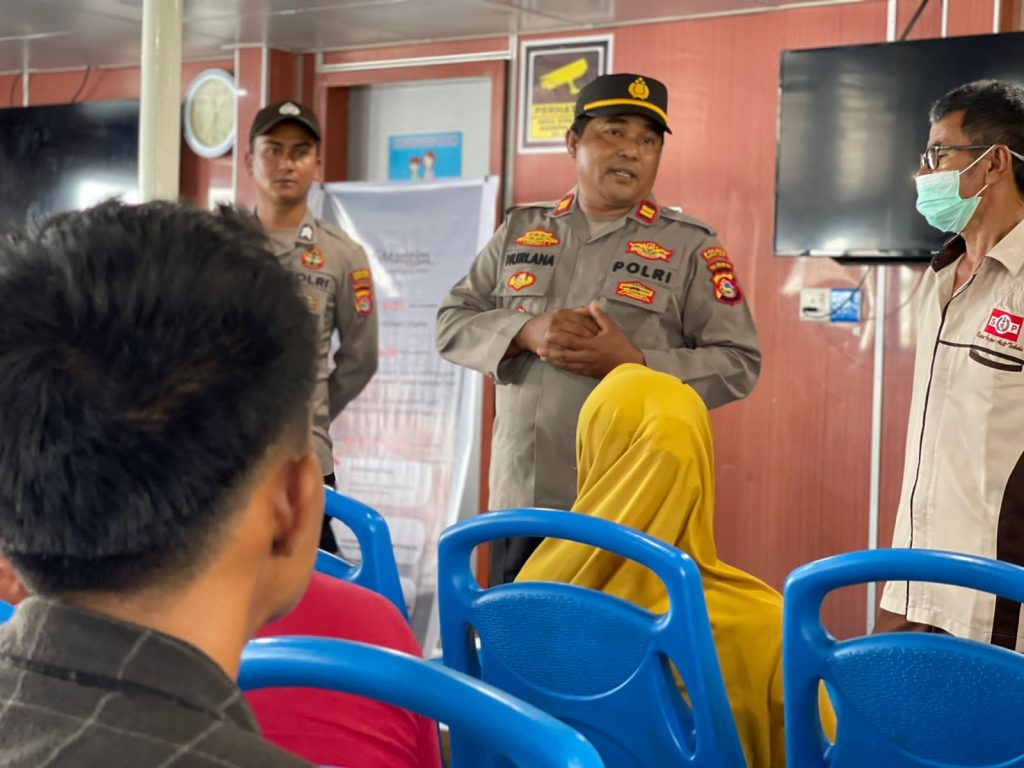 Jumat Curhat Polsek KPL Tano Sasar Penumpang Kapal Laut.