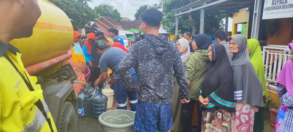 Pasca Banjir Taliwang PT AMNT Beri Bantuan Tahap Dua 10.000 Liter Air Bersih