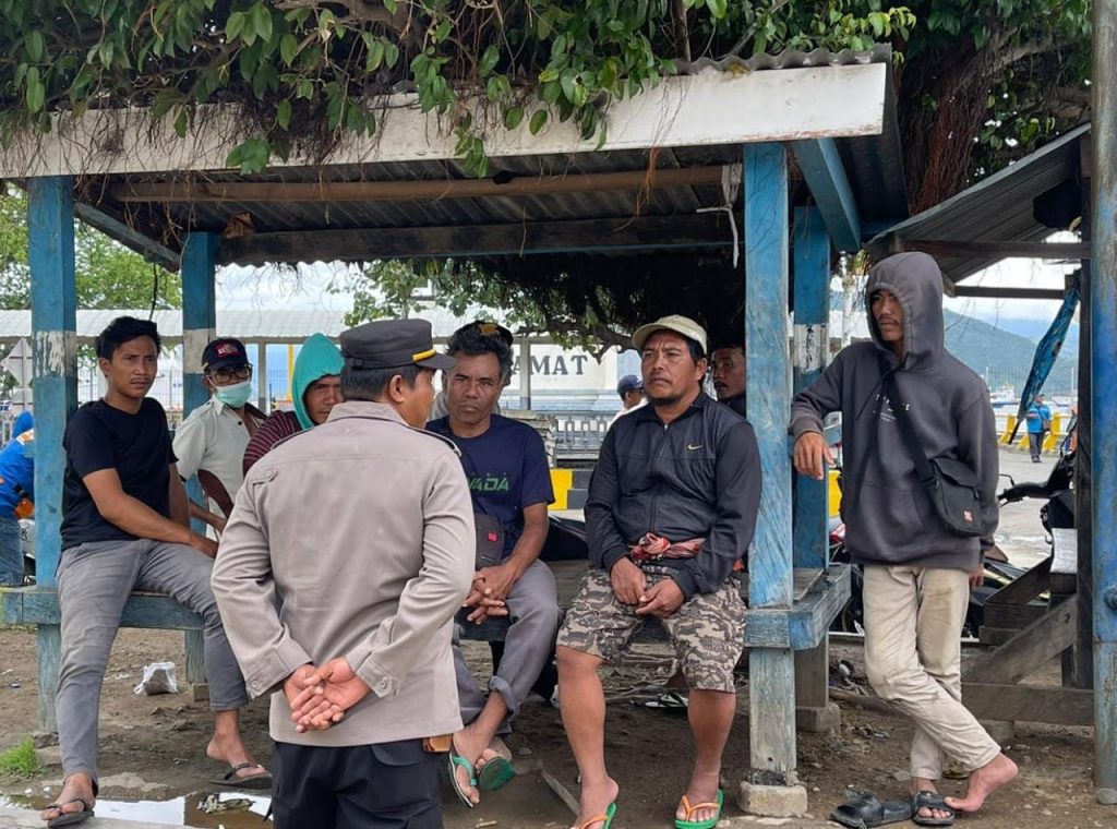 JUM’AT CURHAT, Polsek KPL Tano Beri Wejangan Pada Penumpang Kapal