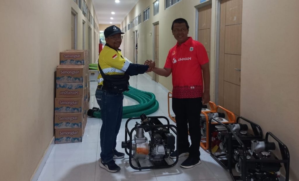 Korban Banjir KSB Butuh Air Bersih: PT AMNT Salurkan 30.000 Liter Air Bersih Dan 10 Unit Mesin