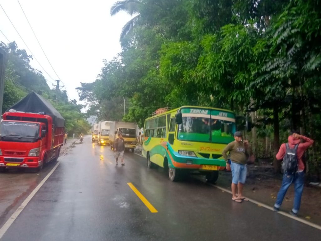 Cegah Terjadinya Laka,Bhabinkamtibmas Meraran Beckup  BPBD Bersihkan Pohon Tumbang
