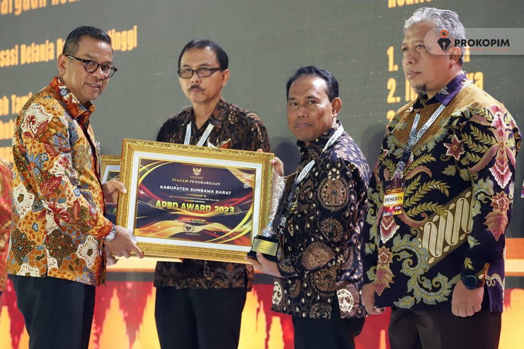 BUPATI SUMBAWA BARAT TERIMA PENGHARGAAN SEBAGAI KABUPATEN PENDAPATAN DAERAH TERTINGGI KE DUA PADA AJANG APBD AWARD TAHUN 2023