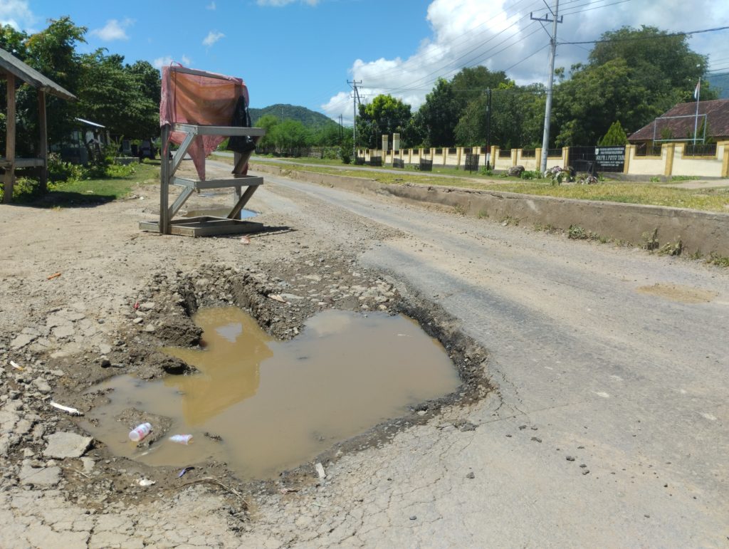 Camat Poto Tano Sebut Jalan Negara Tano – Taliwang Cepat Rusak, ”  Dikerjakan Asal-Asalan “