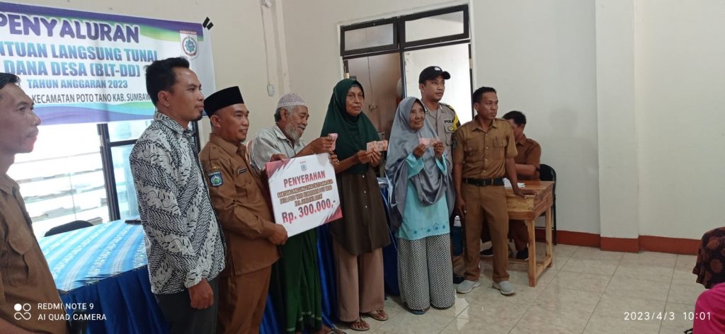 Hari Ke 12 Puasa,  Kades Poto Tano Salurkan BLT Kepada 51 KPM 