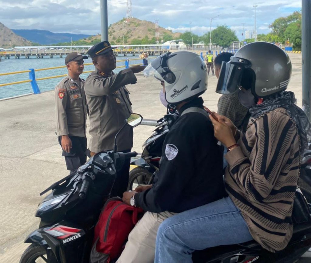 JUM’AT CURHAT KAPOLSEK KPL TANO SERAP INFORMASI PENGGUNA RODA DUA YANG AKAN MENYEBRANG