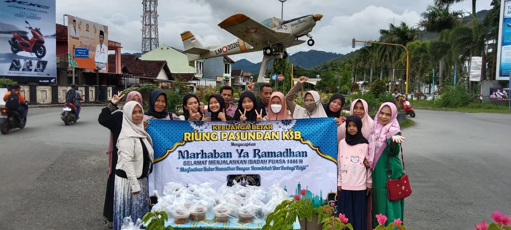 Hari Ke 18 Ramadhan Keluarga Besar Riung Pasundan KSB Berbagi Ratusan Takjil