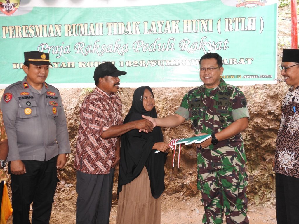 Dandim 1628/SB Resmikan Rumah Hasil Rehab RTLH Praja Raksaka Peduli Rakyat di Sumbawa Barat