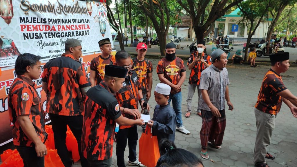 Peduli Anak Yatim Piatu,Pemuda Pancasila NTB Salurkan Bansos