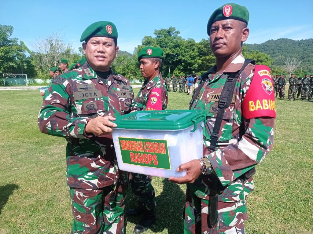 Jelang Lebaran Idul Fitri 1444 H. Dandim Sumbawa Barat Serahkan Bingkisan Dari Kasad Kepada Prajurit