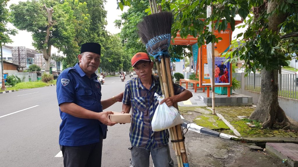 Penghujung Ramadhan, GJI NTB Berbagi Takjil dan Sembako kepada Yatim, Duafa Hingga Pak Ogah