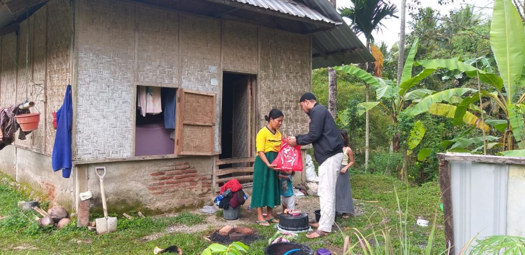 Jelang Lebaran IJTi Korwil KSB Bagikan Paket Sembako