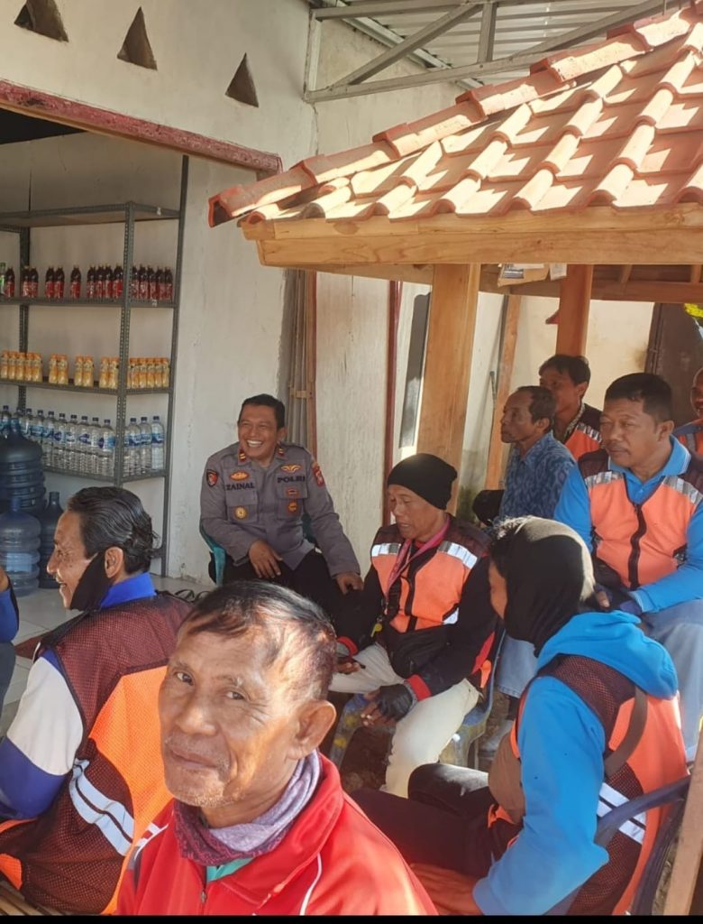 ” Jaga Kamtibmas dan Keselamatan Lalin “, KAPOLSEK SETELUK JALIN SILATURAHMI DENGAN KOMUNITAS OJEK