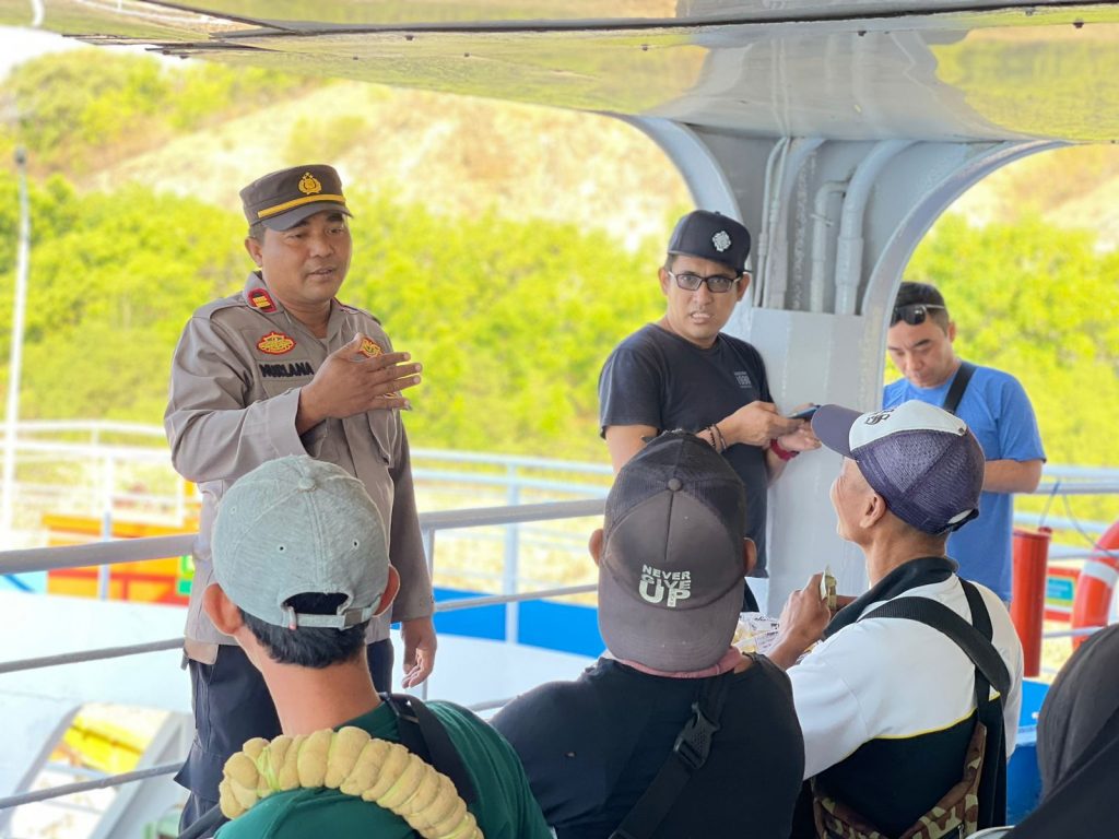 Polsek KPL Tano Gelar Jum’at Curhat diatas Kapal dengan Penumpang