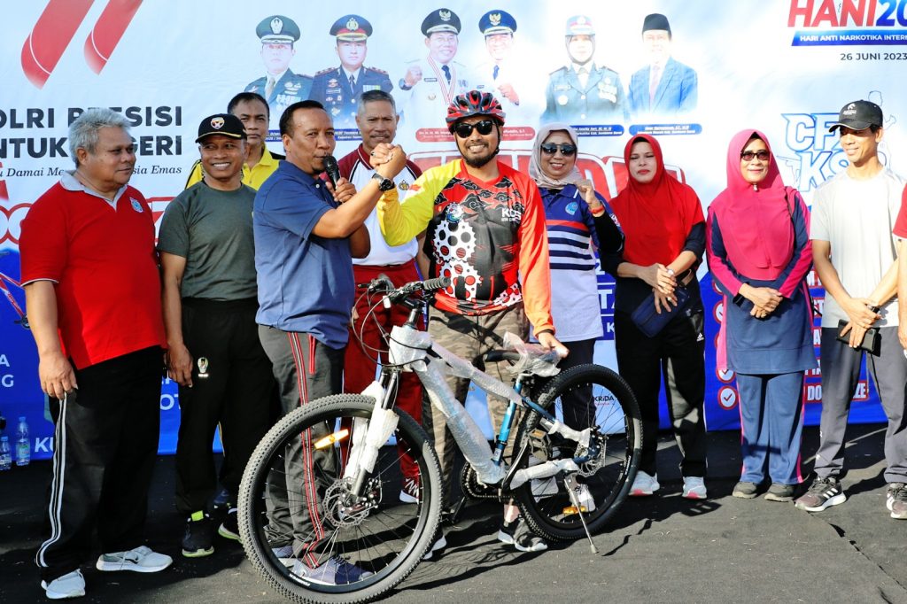 MOMENT PERINGATAN HARI BHAYANGKARA, WABUP BERHARAP POLRES KSB SIAP KAWAL PEMILU DAMAI