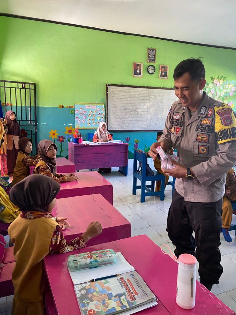 Guru SD Tamekan Apresiasi Kedekatan Bhabinkamtibmas Dekat Dengan anak Sekolah.