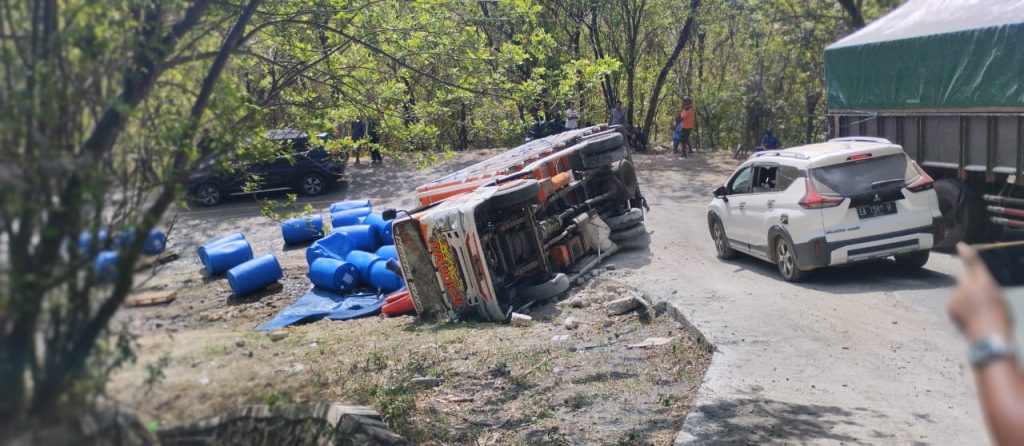 Sering Kejadian , Truk Gagal Nanjak di Tanjakan Pola Mata Akibat Overloading