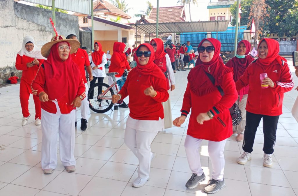 Meriahkan Hari Kemerdekaan RI ke-78, Warga Lingkungan BTN Kekalik Baru Gelar Jalan Sehat