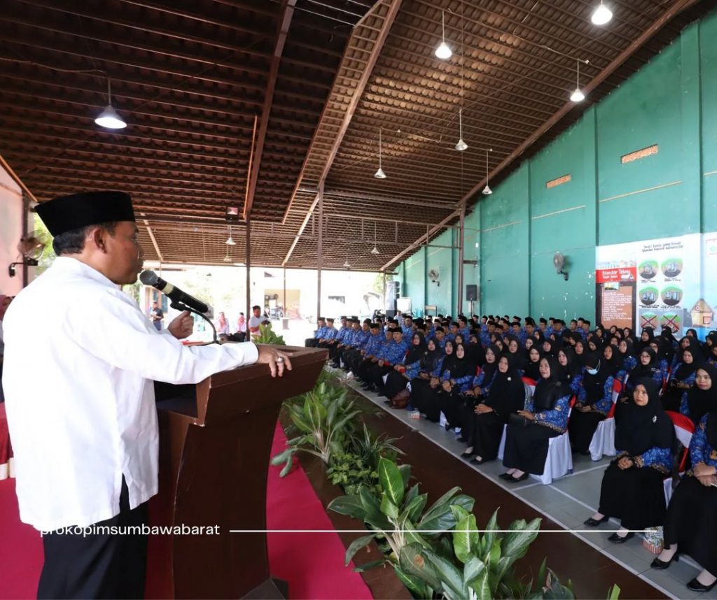 BUPATI KSB SERAHKAN SK 232 ORANG PPPK FUNGSIONAL GURU DAN TENAGA TEKNIS FORMASI TAHUN 2022
