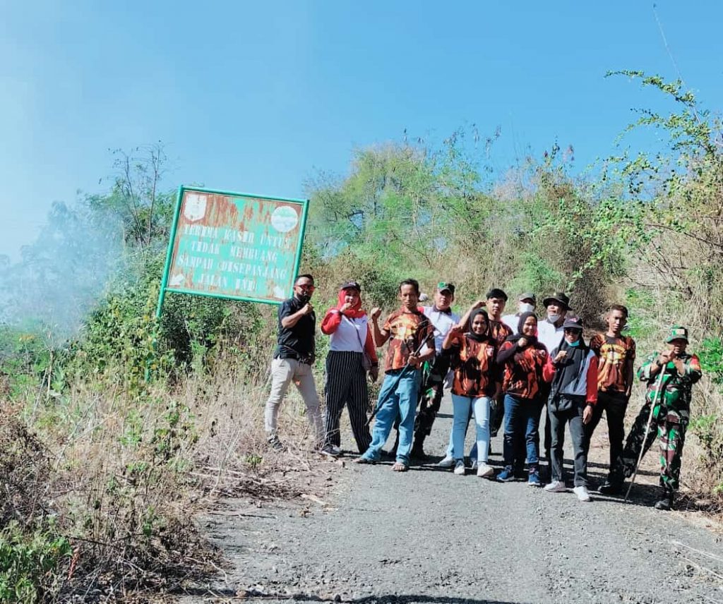 Jaga Kebersihan Jalur Utama  Jalan Raya Maluk dan Pantai, Pemuda Pancasila Bersinergi  Bersihkan Sampah