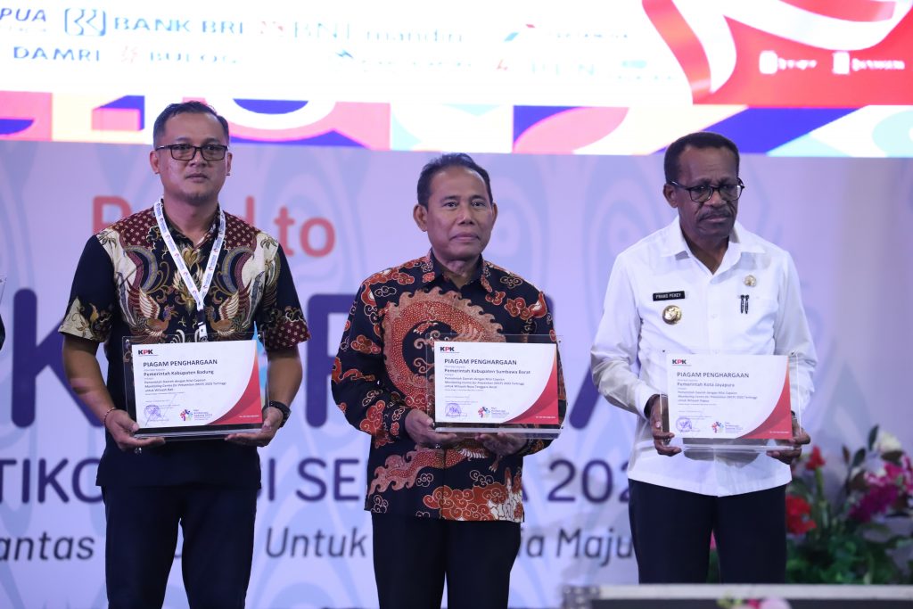 Tertinggi Capaian Nilai MCP di Propinsi NTB, Bupati KSB Dapat Penghargaan Dari KPK