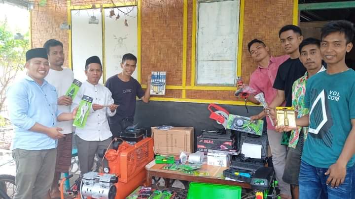 Dukung UMKM, Pemdes Kokarlian Salurkan Bantuan Alat Perbengkelan Dan Maubel