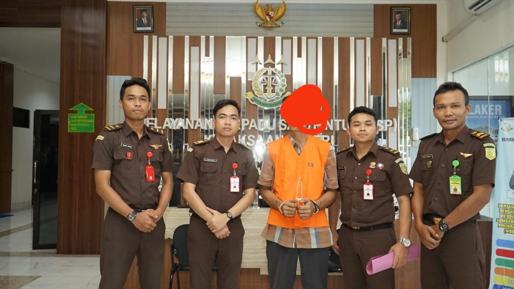Pidsus Kejaksaan KSB, Serahkan Berkas Tahap II Kasus Tidak Setor  Pajak Ke Pengadilan 