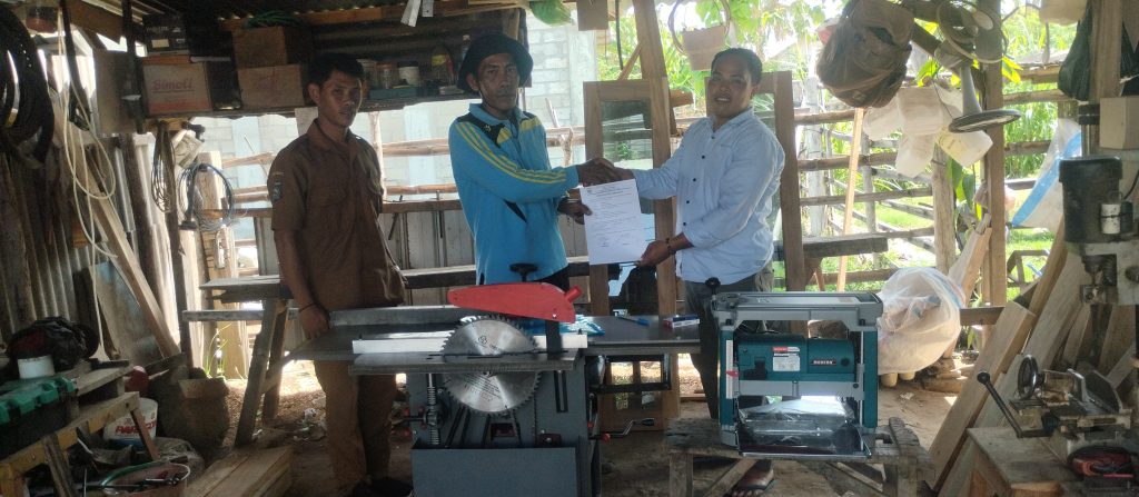 Dukung Pengembangan Usaha Meubel, Pemdes Kokarlian Salurkan Bantuan Alat Mesin Meubel Gunakan DD 2023