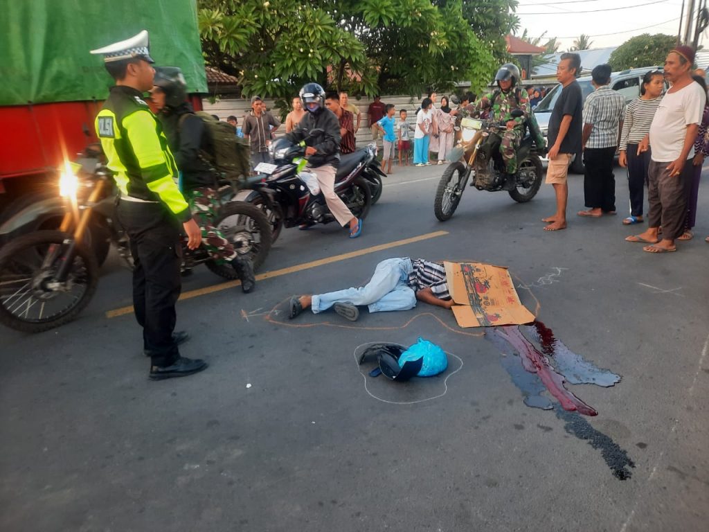 Diduga Bersenggolan, Penumpang Sepeda Motor Tewas Ditempat, Polisi Olah TKP