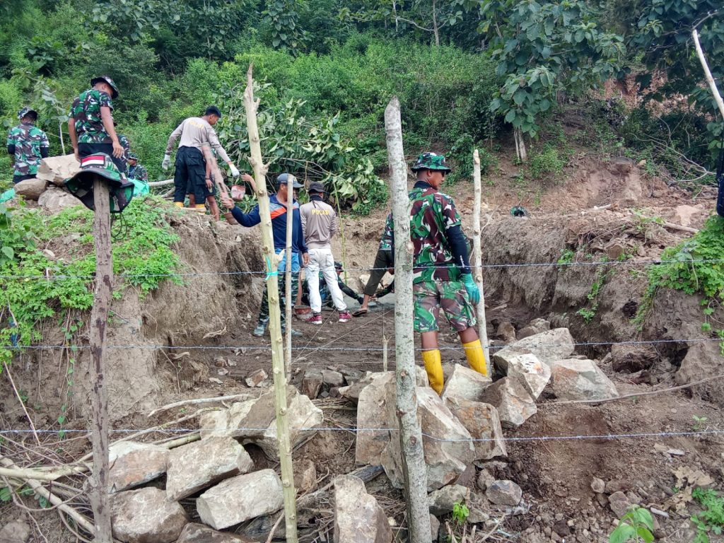 Dukung Ketahanan Pangan, Satgas TMMD Ke-123 Kodim 1628 Hari Ke-5 , Pasang Gorong-Gorong di Jalan Usaha Tani.