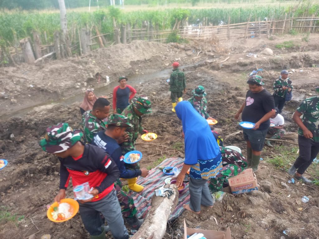 Satgas TMMD Ke-123 Kodim 1628/Sumbawa Barat, Sela-sela Istirahat, Melaksanakan Komsos Dengan Masyarakat.