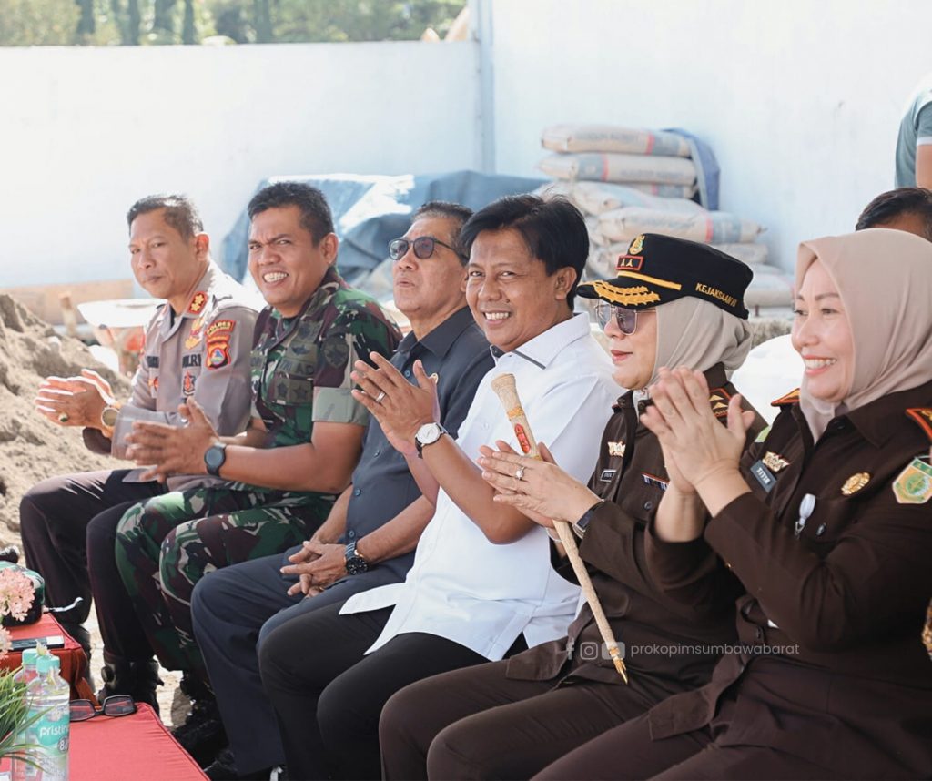 Ground Breaking Mes Pegawai Kejaksaan Negeri Sumbawa Barat, Bupati Harapkan Para Pegawai Betah Tinggal di KSB