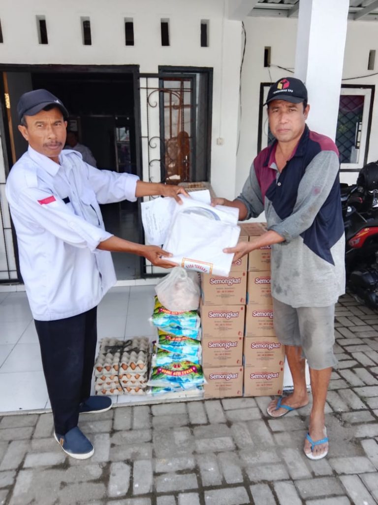 Pemerintah Desa Tapir Salurkan Santunan Kematian bagi Warga Kurang Mampu.