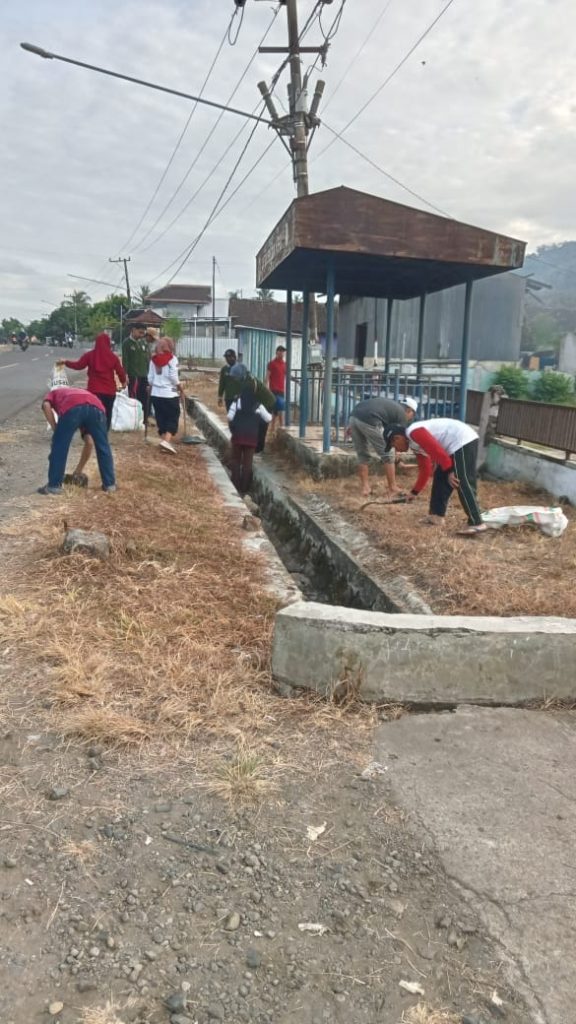 Pemdes Senayan Gelar Gotong Royong Bersih – Bersih , Sambut Hari Lingkungan Hidup Sedunia