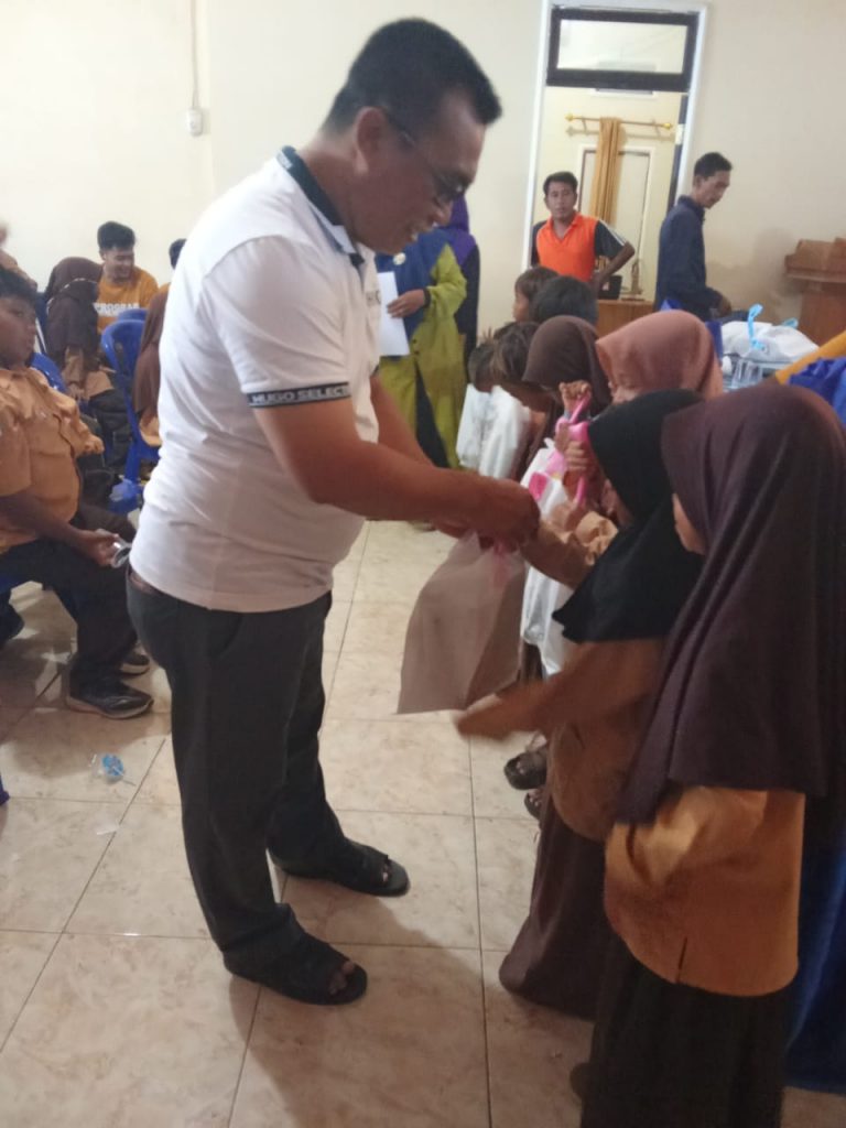 Pemdes Poto Tano Salurkan Bantuan Buku dan Alat Belajar untuk Siswa SD