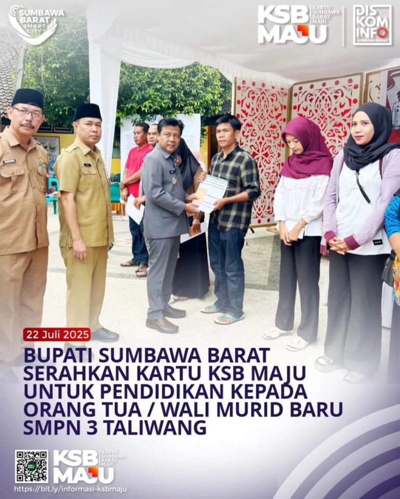 Bupati Sumbawa Barat Secara Simbolis Serahkan Bantuan Kartu KSB Maju Pendidikan Kepada Orang Tua Wali Murid